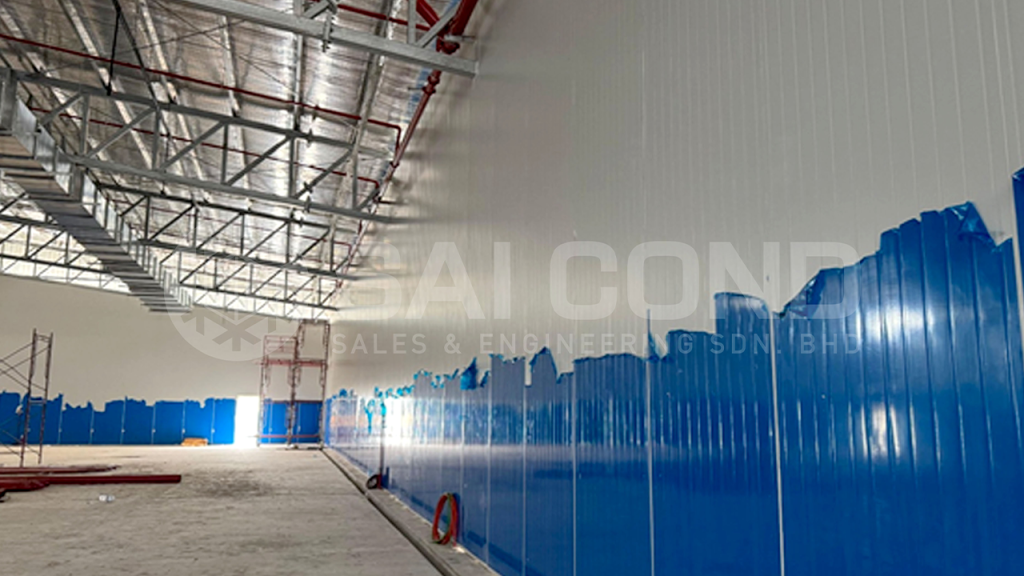 A modern warehouse equipped with insulated panels for improved thermal efficiency, energy savings, and optimal temperature control.